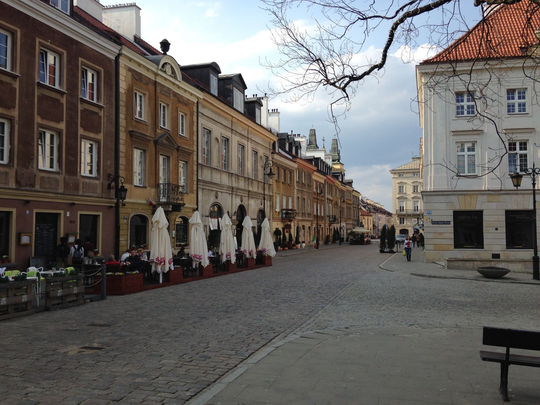 Ulica v starem mestnem jedru Ljubljane blizu kavarne Dobro Jutro Kava